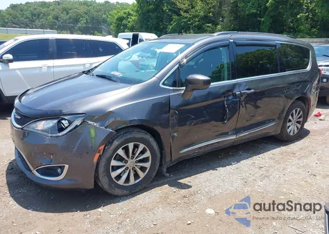 2017 Chrysler Pacifica Touring-L z USA, uszkodzony, nr VIN 2C4RC1BG1HR711870